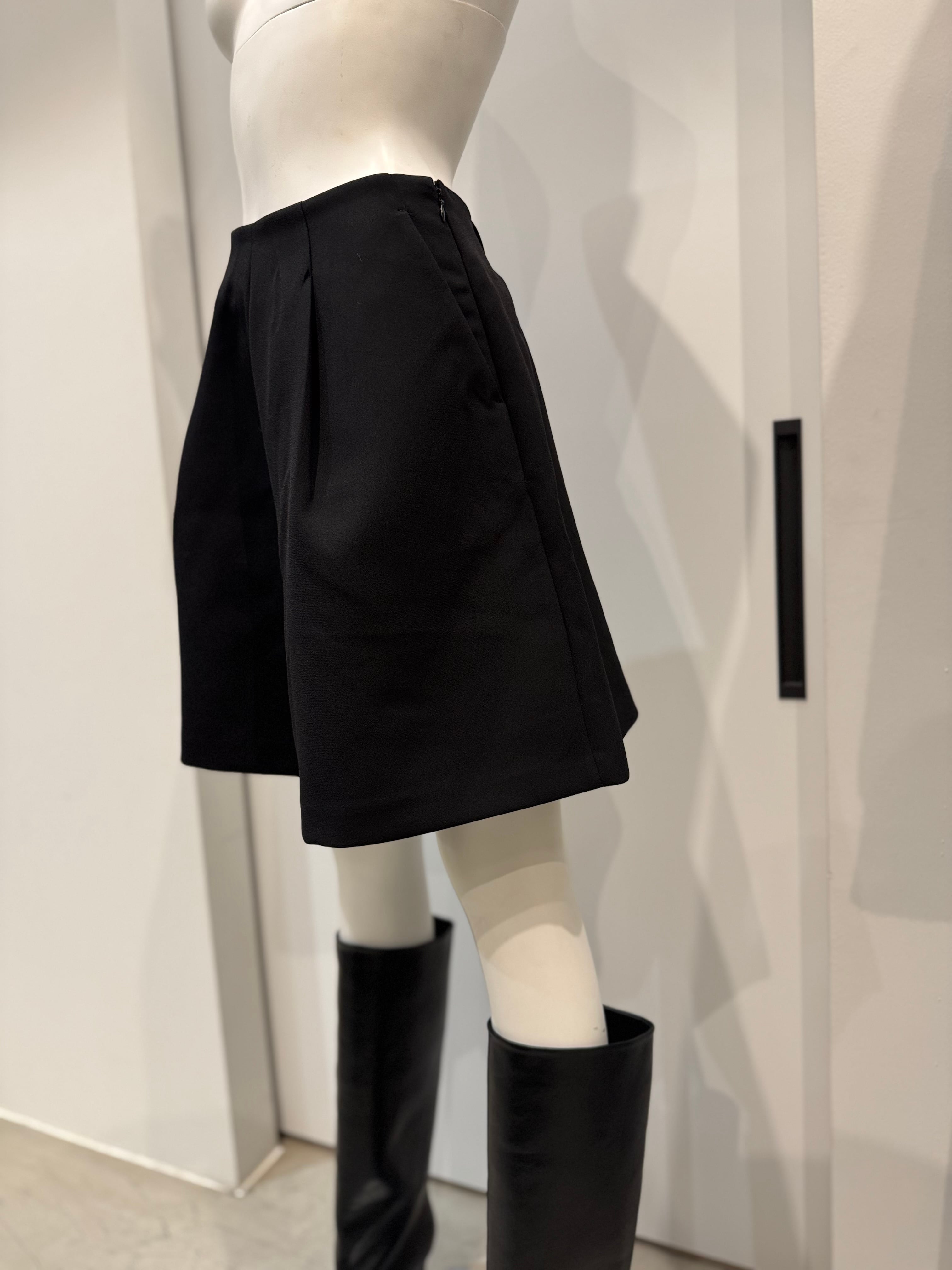 【anana】ハイウエストタックショートパンツ a99-032