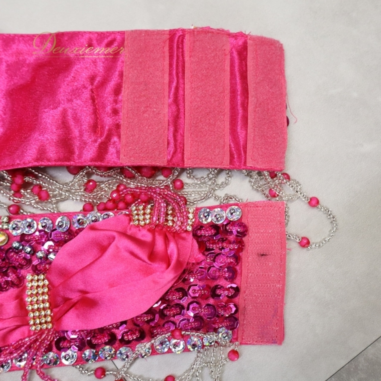 ベリーダンス オリエンタル 衣装 トップス ベルト セット ピンク系 ラインストーン スパンコール 豪華 装飾 華やか キラキラ ダンス衣装 イベント ステージ 鮮やか かわいい フリンジ