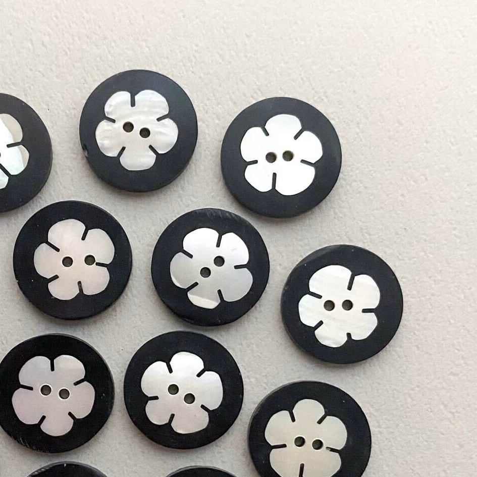 5弁花模様のラウンドシェルボタン(20mm)