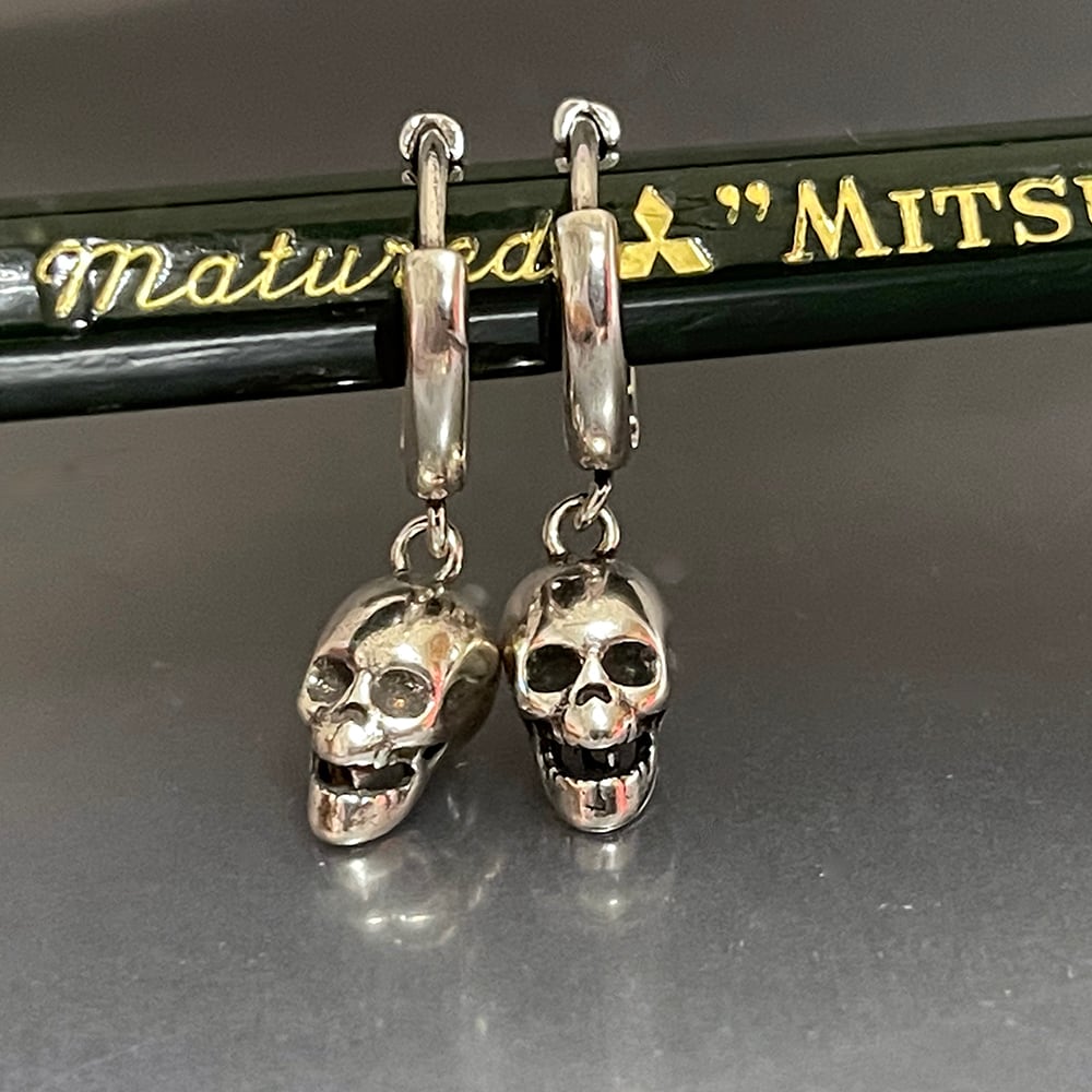 ピアス フープ スカル ドクロ 髑髏 頭蓋骨 シルバー メンズ レディース ユニセック アクセサリー | ちゅらネット「にふぇーでーびる」 ピアス フープ スカル ドクロ 髑髏 頭蓋骨 シルバー メンズ レディース ユニセック アクセサリー | ちゅらネット「にふぇーでーびる」
