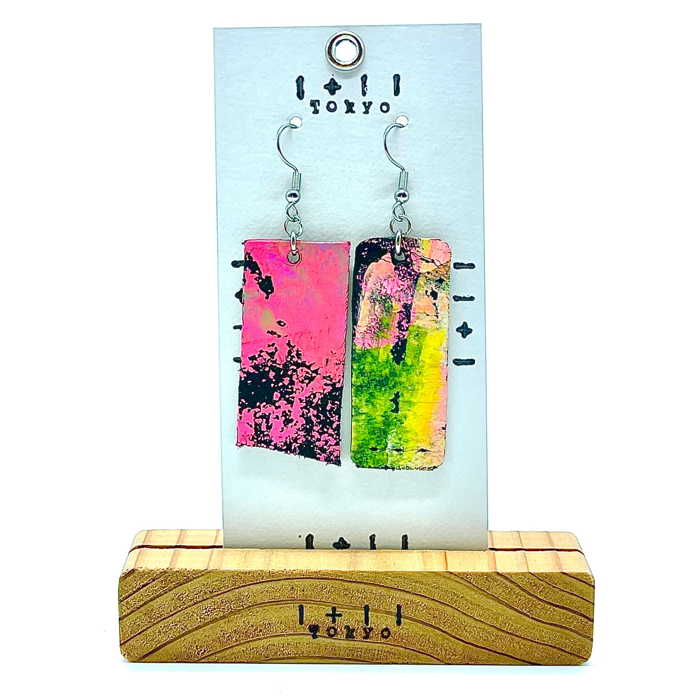 革ピアス　ピンク残像とキイロスクリーン　本革