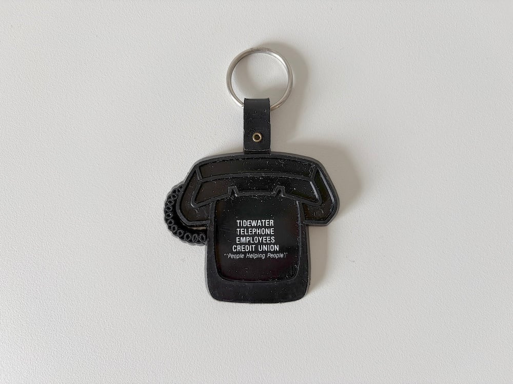 【U.S.】電話の形のキーホルダー'People Helping People'(黒) / "People Helping People" Telephone-Shaped Keychain (Black)