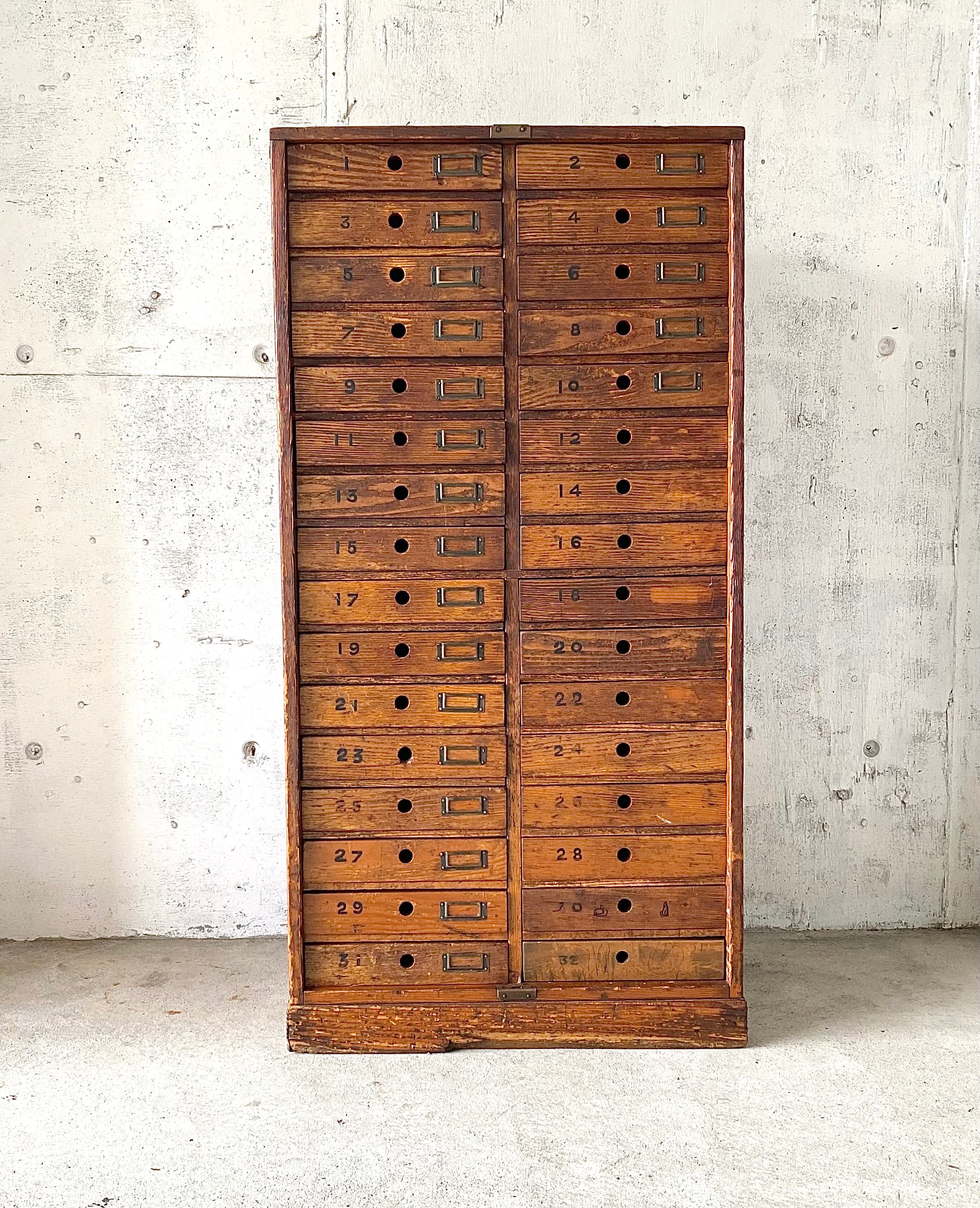 21杯の引き出し収納棚 存在感のある32杯の収納棚[古