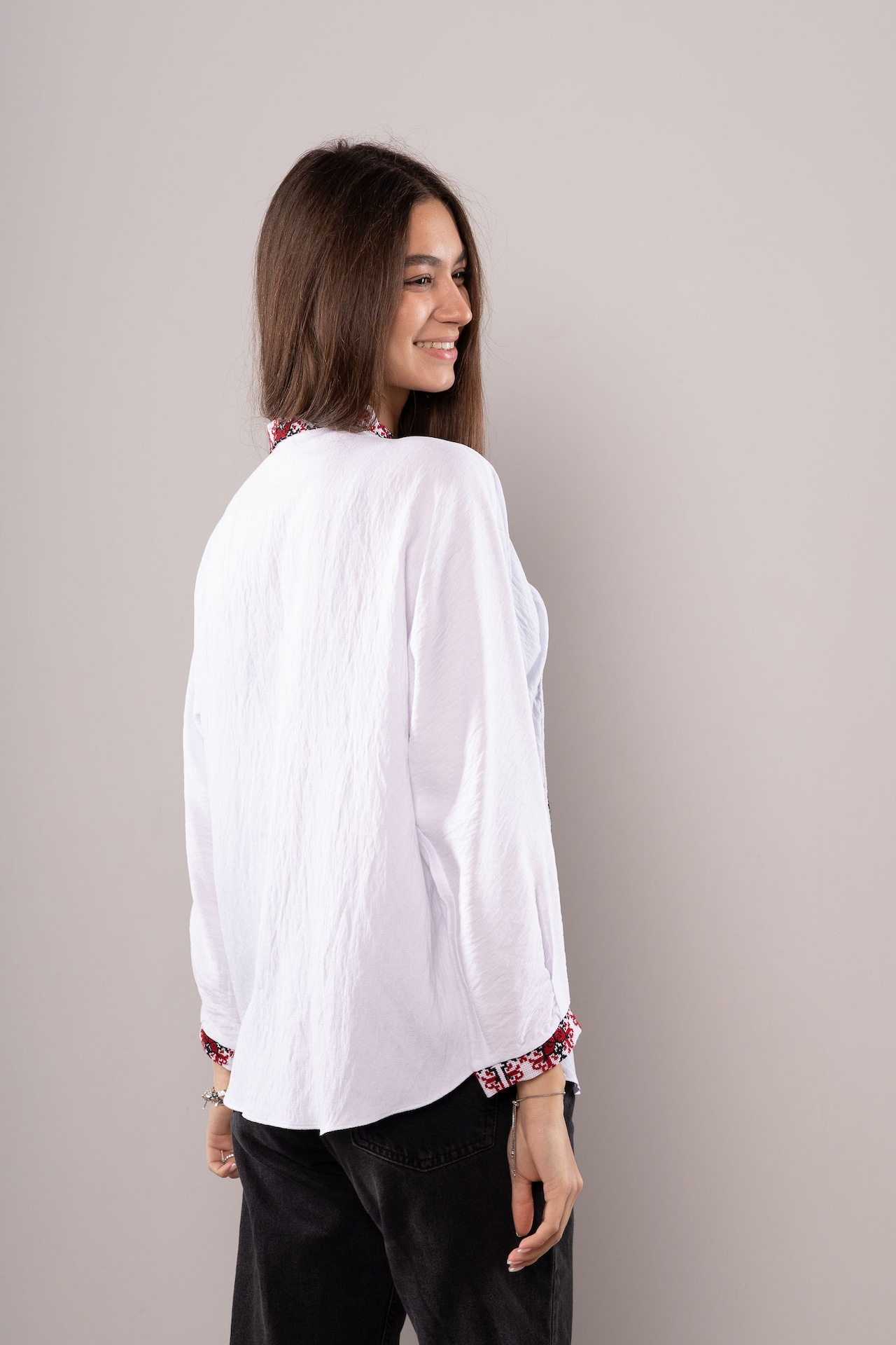 ウクライナ刺繍ヴィシヴァンカ クロスステッチ　手刺繍　ブラウス　麻　レディース・フリーサイズ - 5