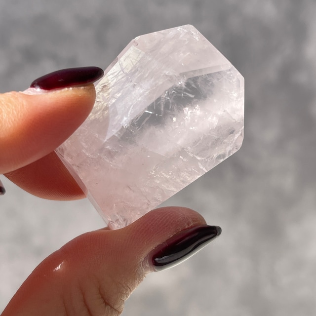 ブラジル産 ローズクォーツ｜透明感と白い内包が美しい一点もの