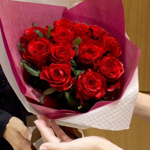 【ダズンローズ花束 赤】バラの花束｜ローズブーケ｜薔薇｜花束｜記念日｜プロポーズ｜結婚記念日｜誕生日｜お祝い
