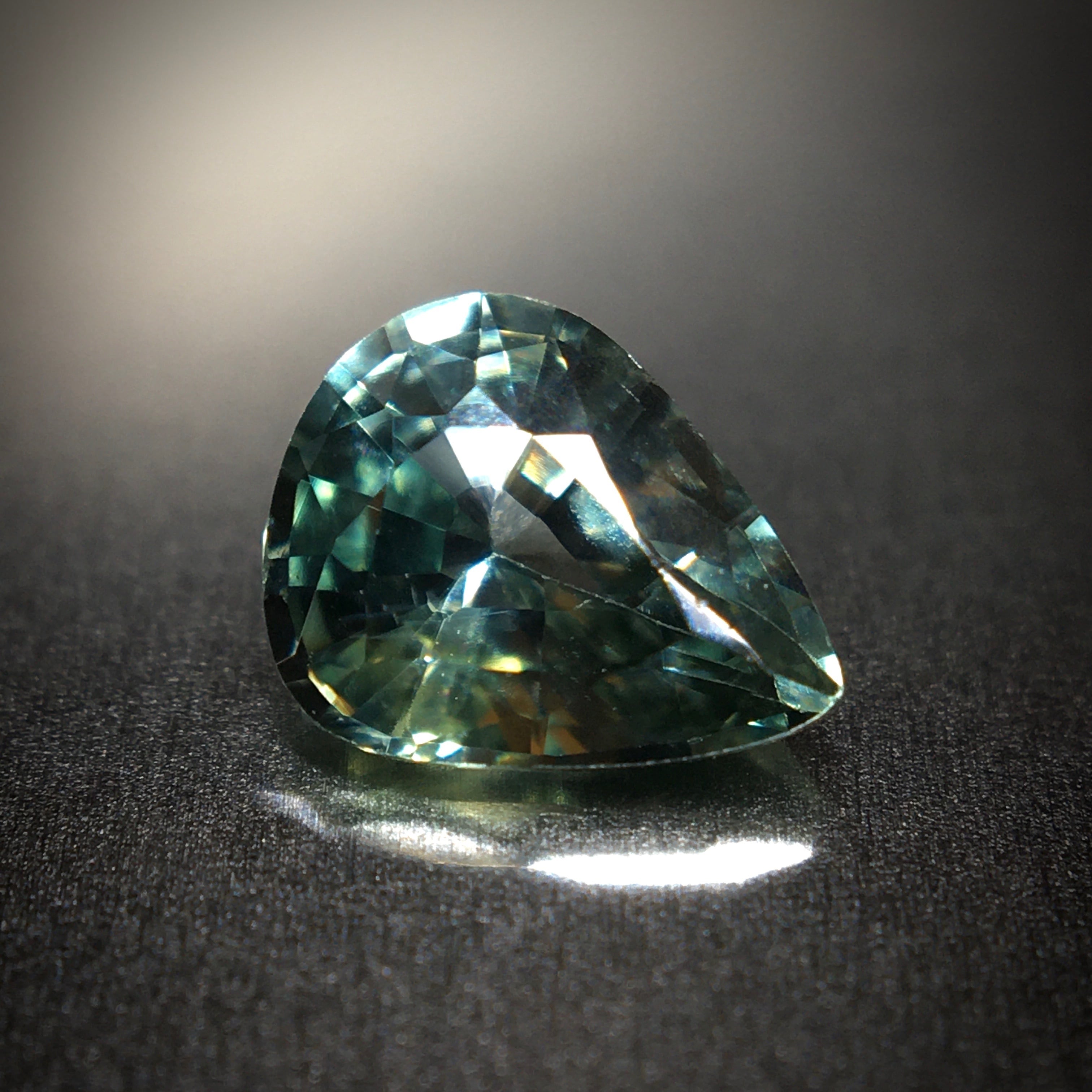 爽やかな”ミントグリーン” 0.7ctUP 天然グリーンサファイア ルース | Frederick’s Gems&Jewelry powered by  BASE