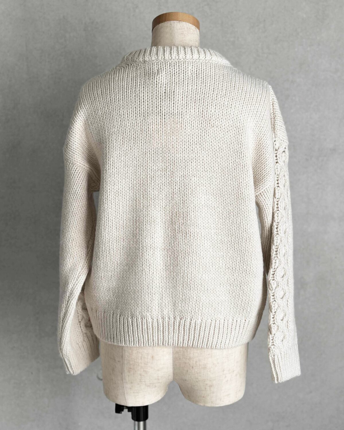 手編みニット＃似顔絵入りウール100%  クッションカバー 原ウール knitworm 編み物キット 長方形のモチーフクッションカバー
