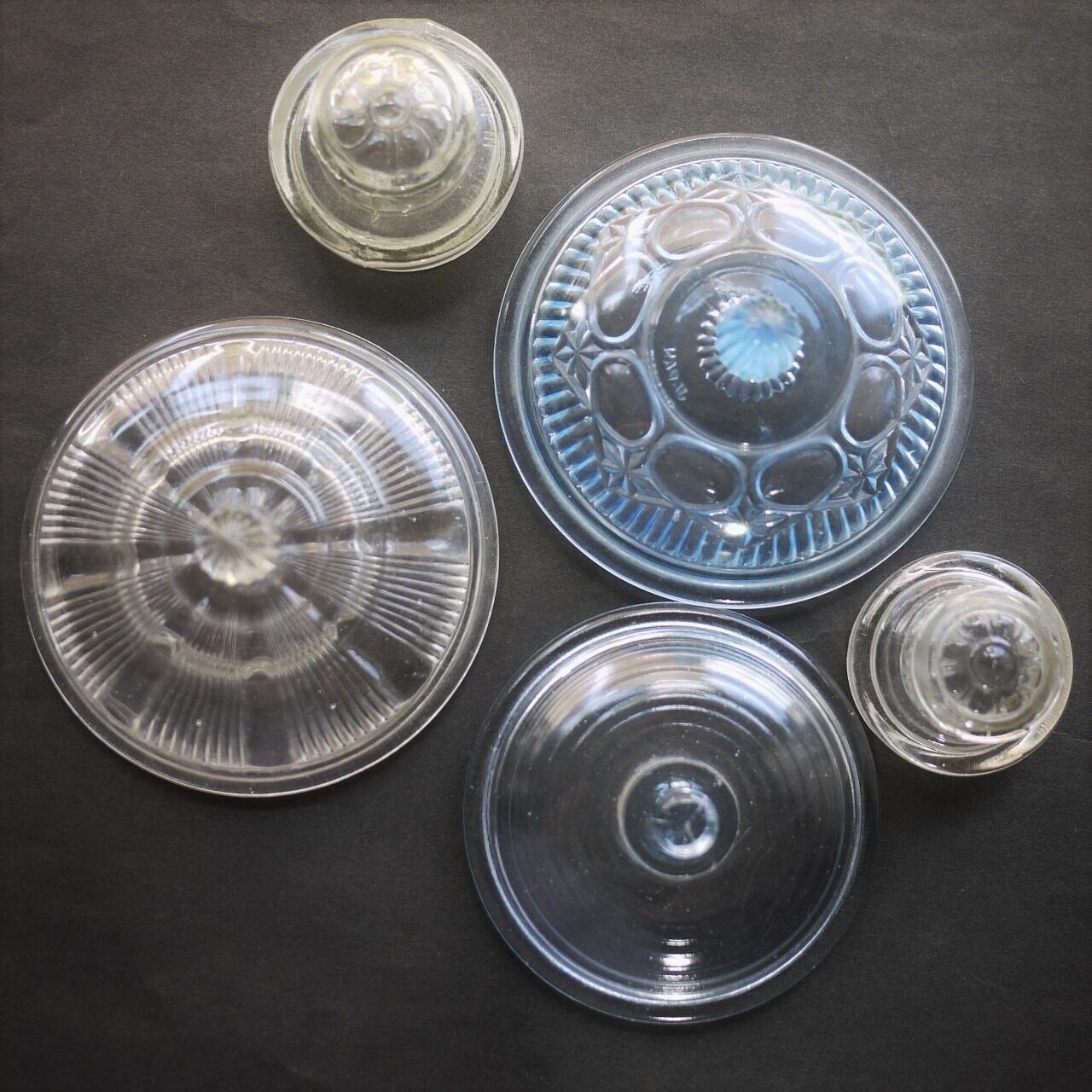 古いガラスの蓋 日本