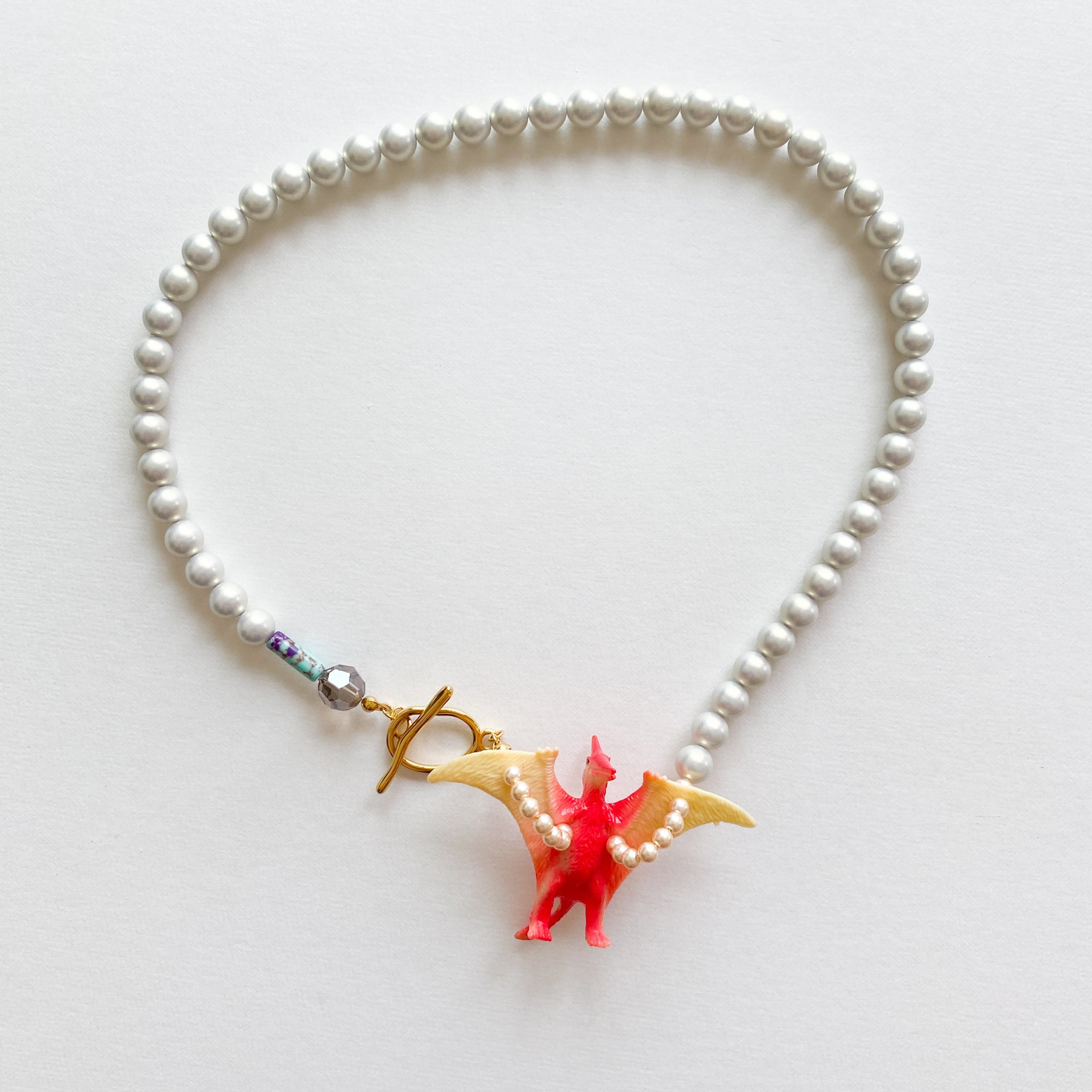 恐竜のくねくねネックレス