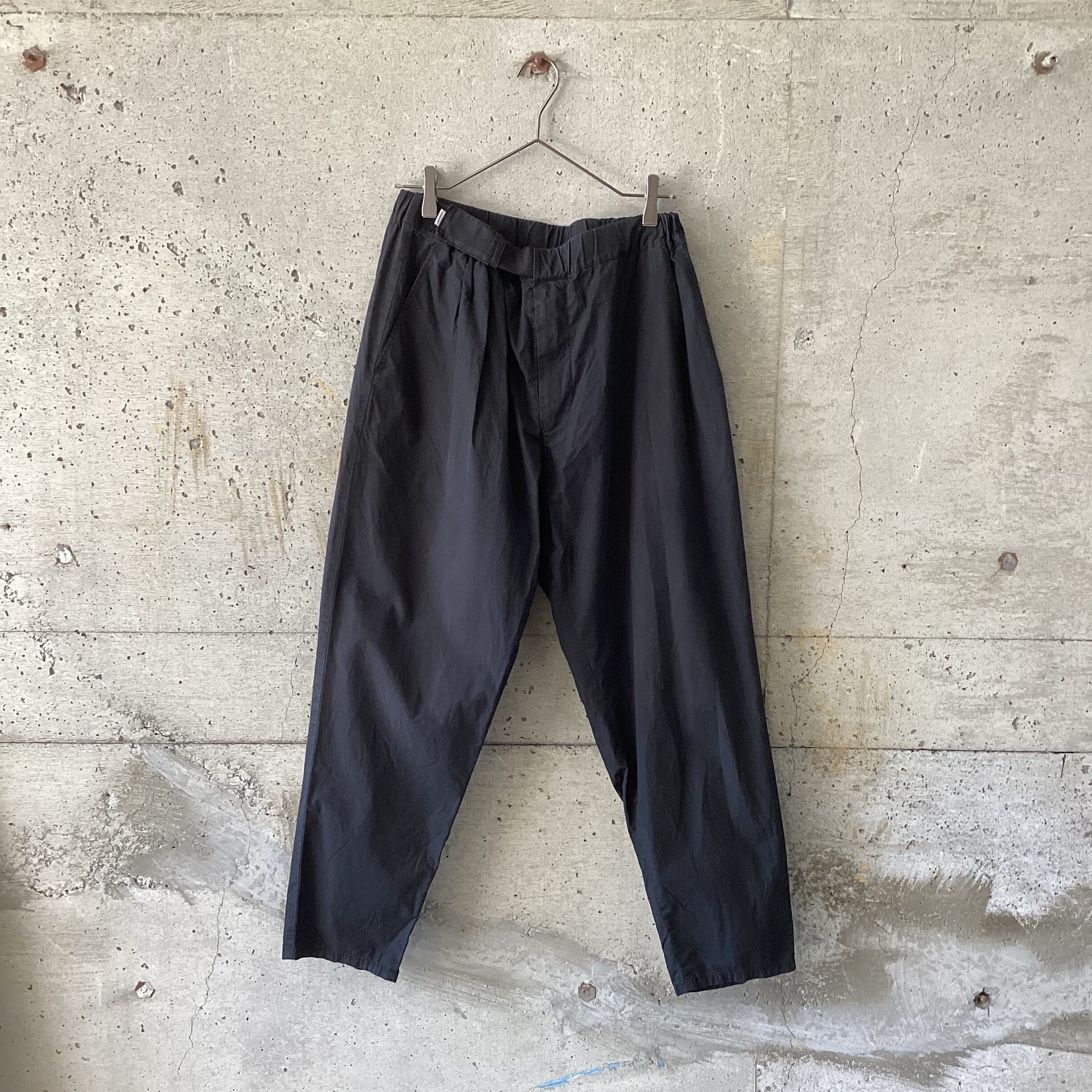 Tapered pants in lightweight material