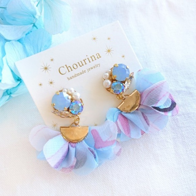 ハンドメイド ♡ 可愛らしい ブルーの蝶 イヤーフック