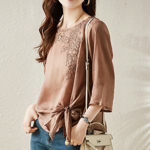 トップス シャツ レディース  送料無料 ブラウス 刺繍 リボン ステッチ 袖あり 七分袖 襟なし 大人可愛い きれいめ シンプル 大人 上品 おしゃれ お洒落 エレガント 大きめ オーバーサイズ ビッグシルエット 白 ホワイト 緑 グリーン 水色 ブルー 黒 ブラック 無地 パステルカラー 春カラー 春 20代 30代 40代 50代 女性用 ママ オフィス ビジネス OL 通勤 着回し 普段使い ファッション コーデ スタイル モテ プレゼント ギフト 定番 プチプラ 安い 送料無料 流行 トレンド