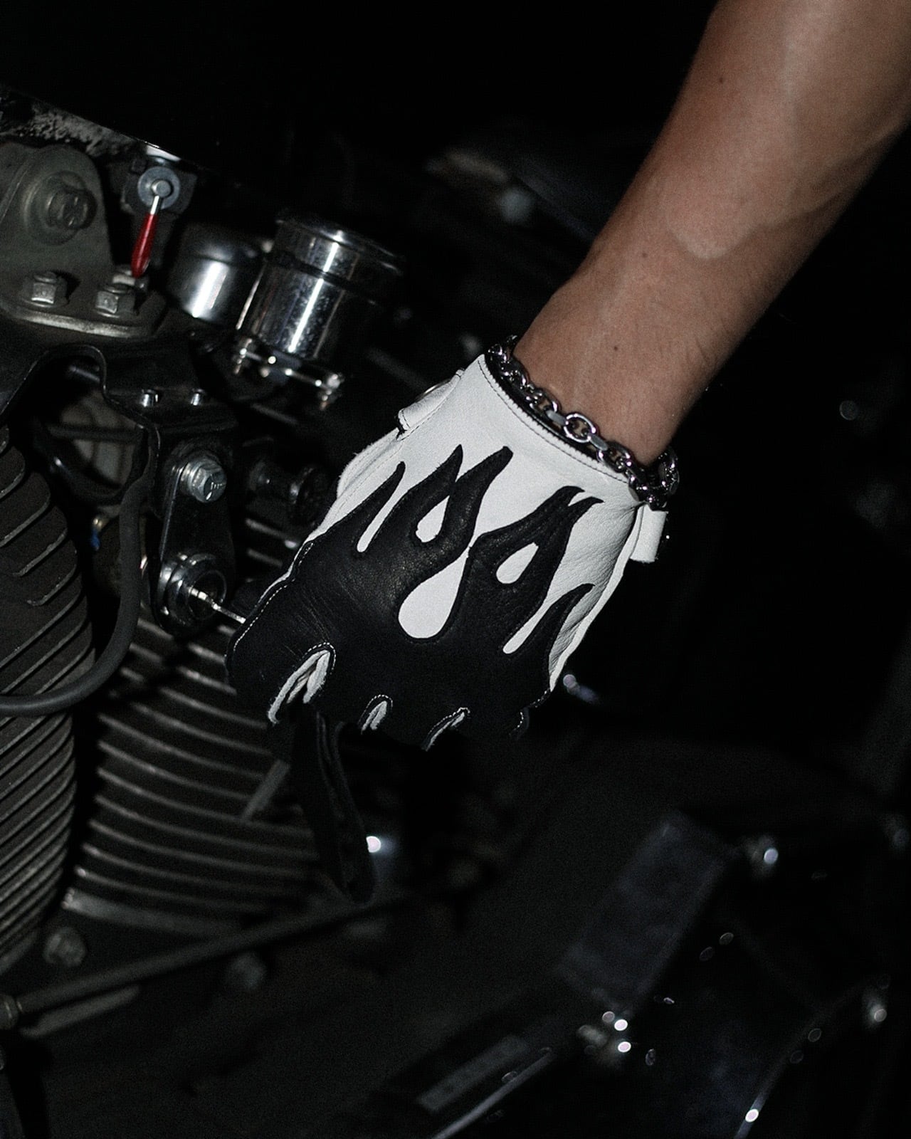 本革/送料無料】FLAMES GLOVE/フレイムスバイクグローブ | BARYFROMTHENORM