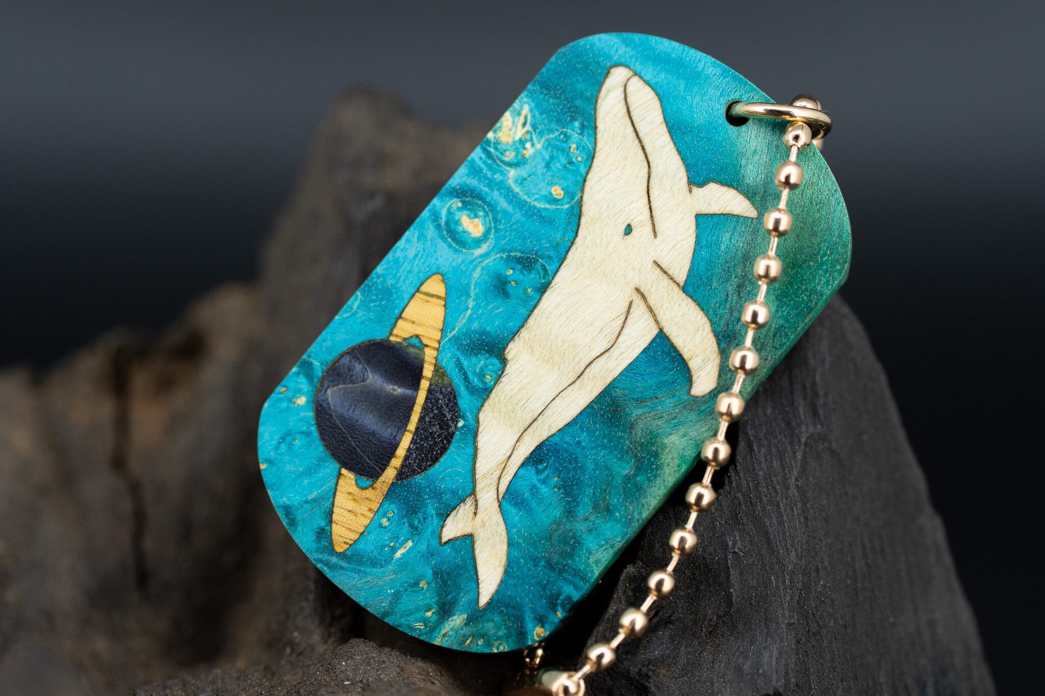 【カナダの象徴】ハードメープル瘤 スタビライズウッド ドッグタグ 象嵌 勇魚と惑星