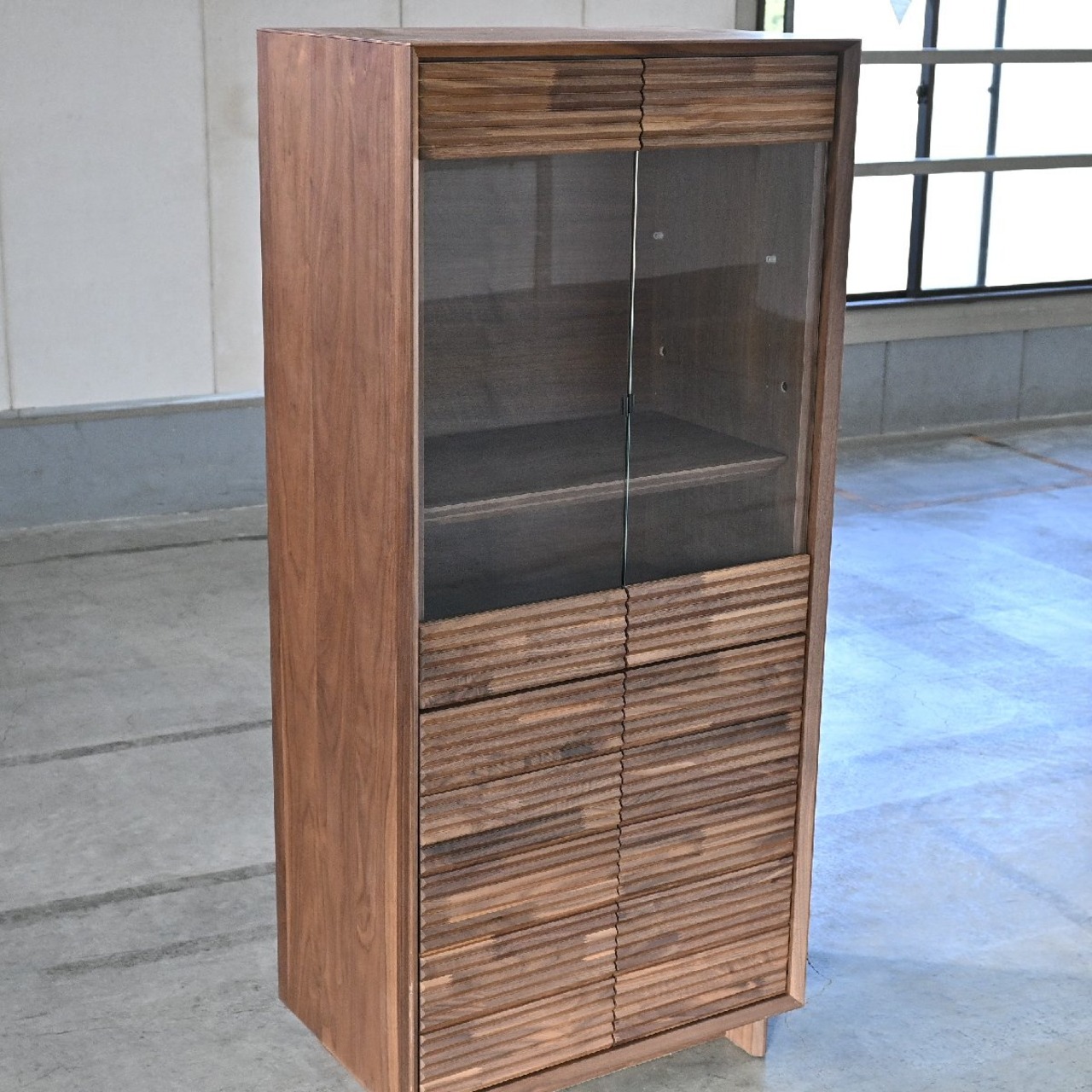 未使用品 カリモク 36万「QT2536」飾り棚 B ウォールナット 無垢材 ガラス ソリッド 収納 リビング ダイニング 玄関 店舗 カフェ karimoku