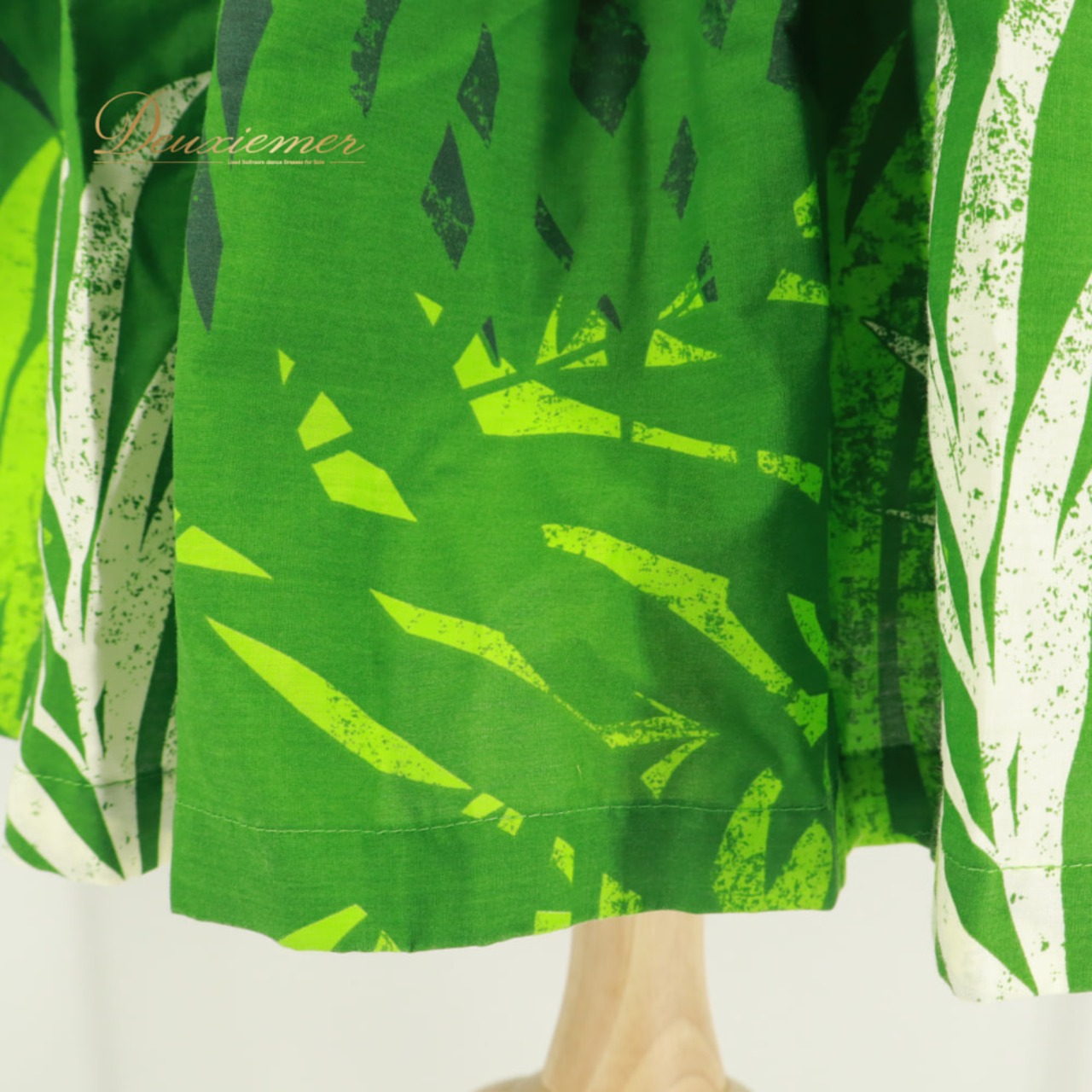 フラダンス 衣装 セキノレーシングスポーツ パウスカート グリーン系 植物柄 ハワイアンプリント ハワイアン アロハ フラ ダンス レッスン 練習 ハワイアンダンス シングル スカート フレア 緑 黄緑 黒 白 ブラック系 ホワイト系 華やか 鮮やか かわいい おしゃれ 上品 大人っぽい 日本製