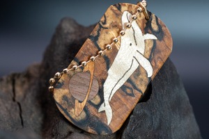 【 北欧の銘木 】スポルテッドマスールバーチドッグタグ 象嵌 勇魚と惑星