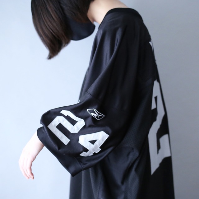 "Reebok×NFL" 24 numbering over silhouette black game shirt
