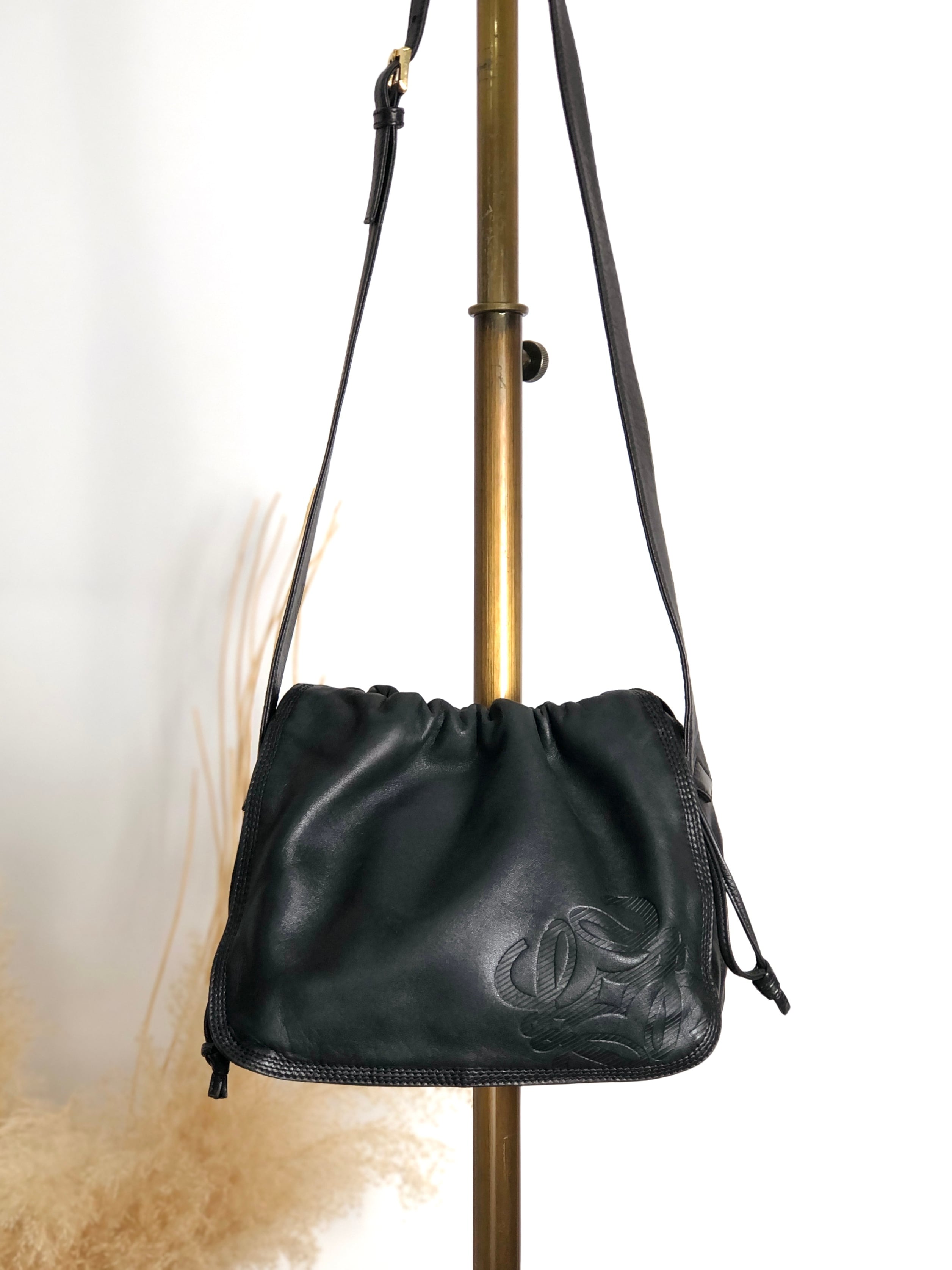 LOEWE ロエベ ショルダーバッグ ブラック アナグラム型押し ナッパレザー 巾着 vintage ヴィンテージ オールド cdbjnf