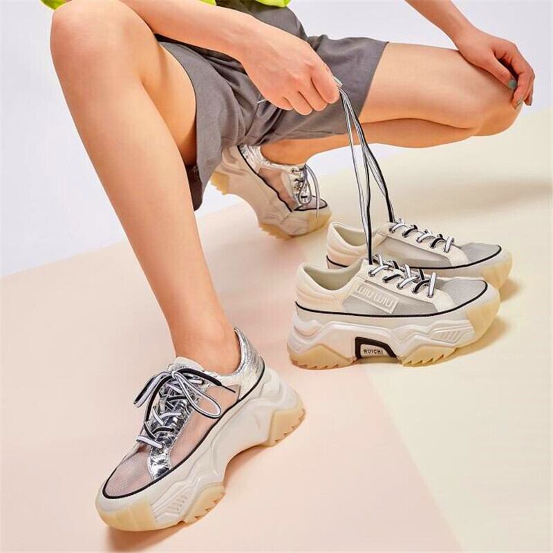 【新作】【送料無料】 メッシュ通気性カジュアルシューズ女性夏新スタイルレザークロスレースシューズ古い靴女性カジュアルスポーツシューズ サマー 夏物 10b352302336360