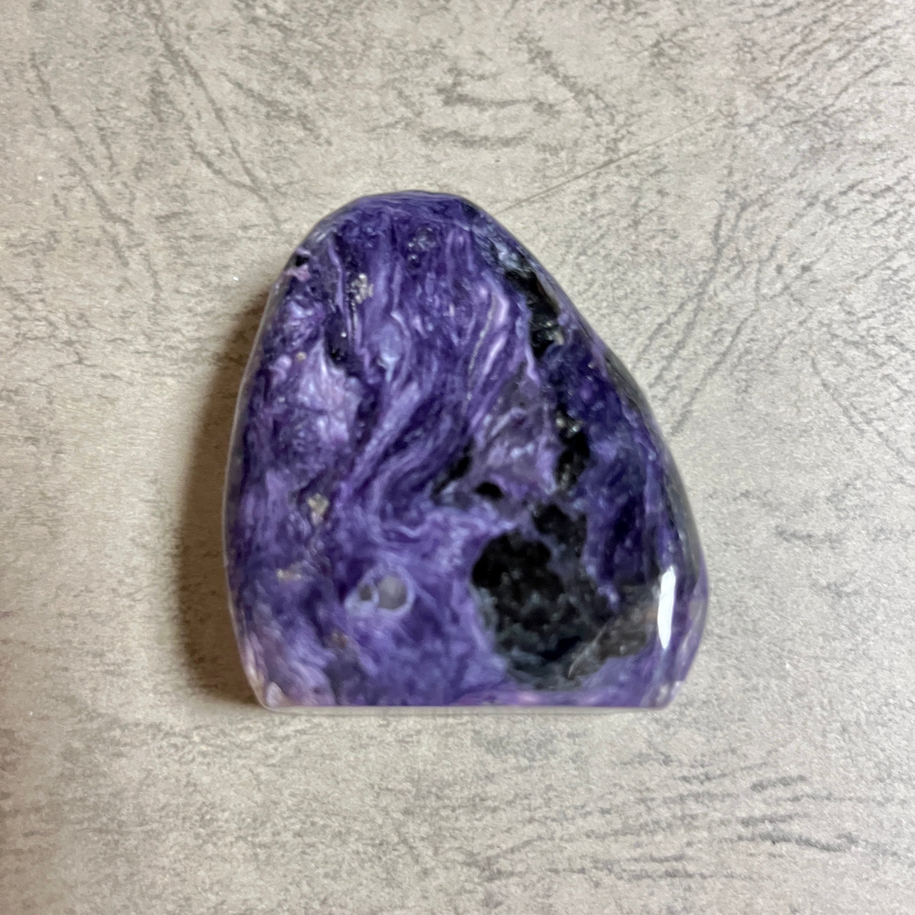 チャロアイト、台座付き