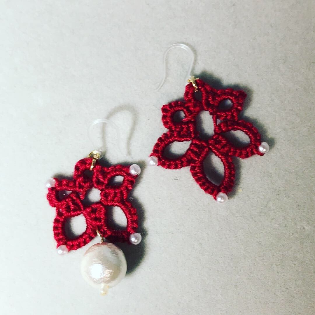 0054:レッド タティングレース アシンメトリー 樹脂フックピアス