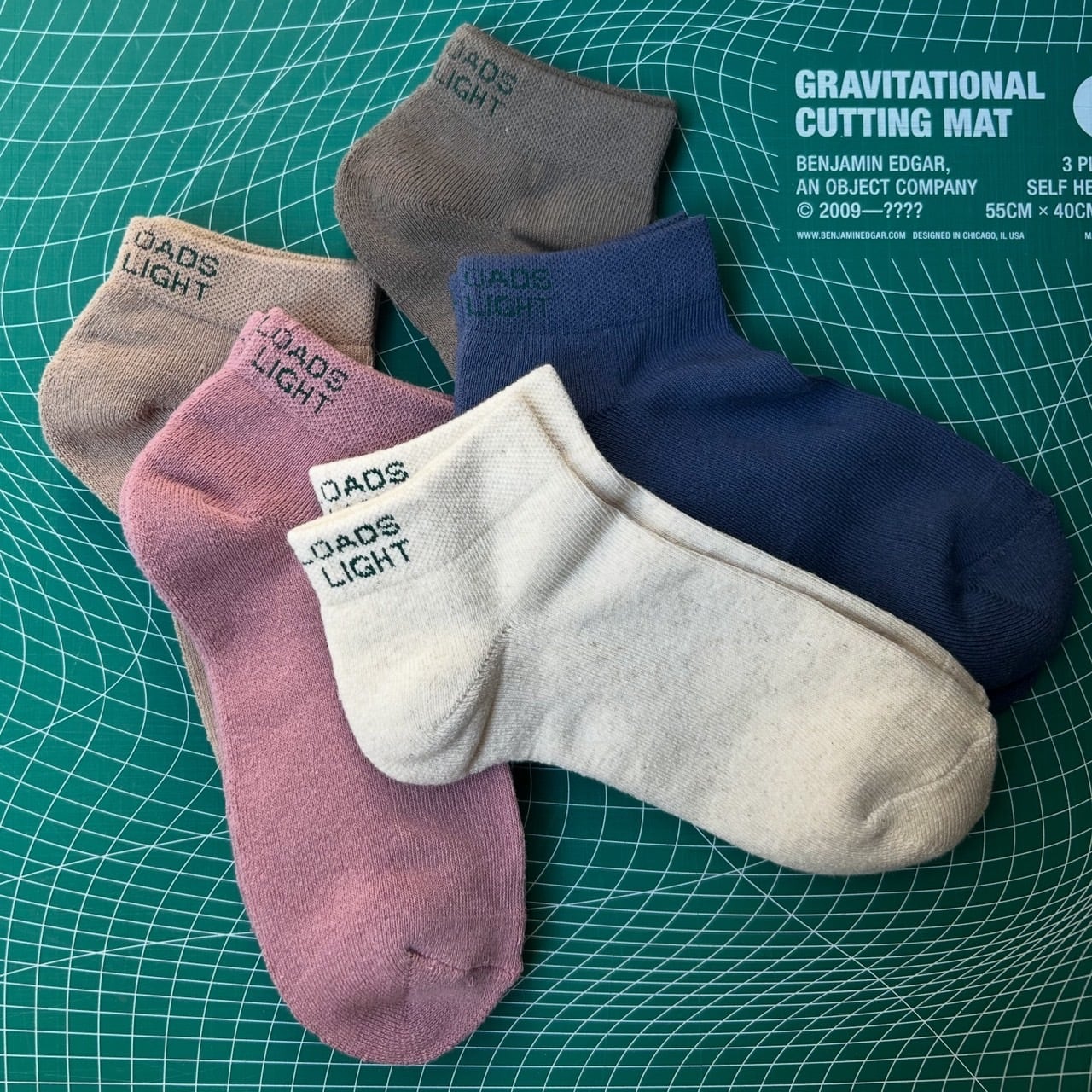 MY LOADS ARE LIGHT - Lightness Ankle Socks | stacks bookstore