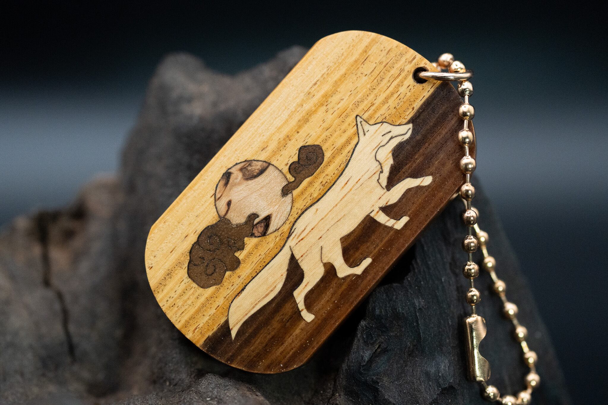 ※【世界最重量の銘木】リグナムバイタ ツートン ドッグタグ 木象嵌 十五夜きつね