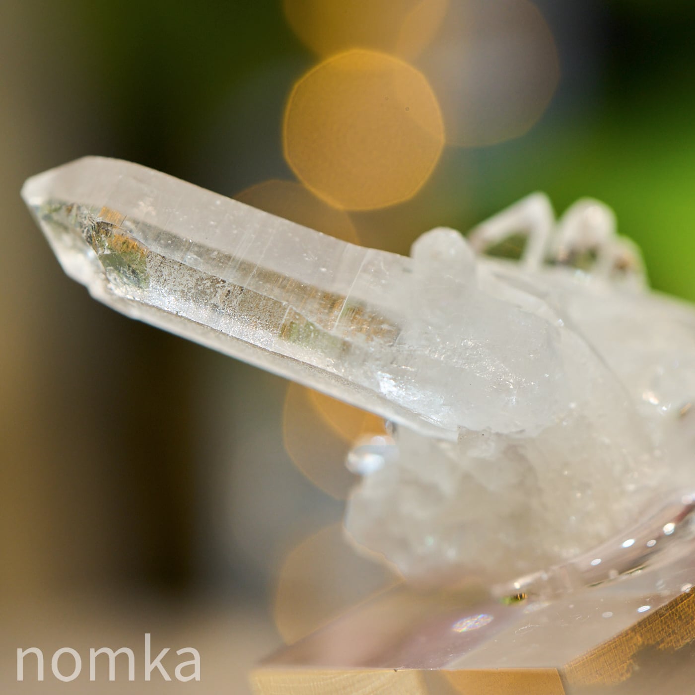 【清冽なる光の神殿】水晶ミニクラスター 台付き原石(インド産 / 約10.3g / アクリルベース固定) ngem-0149