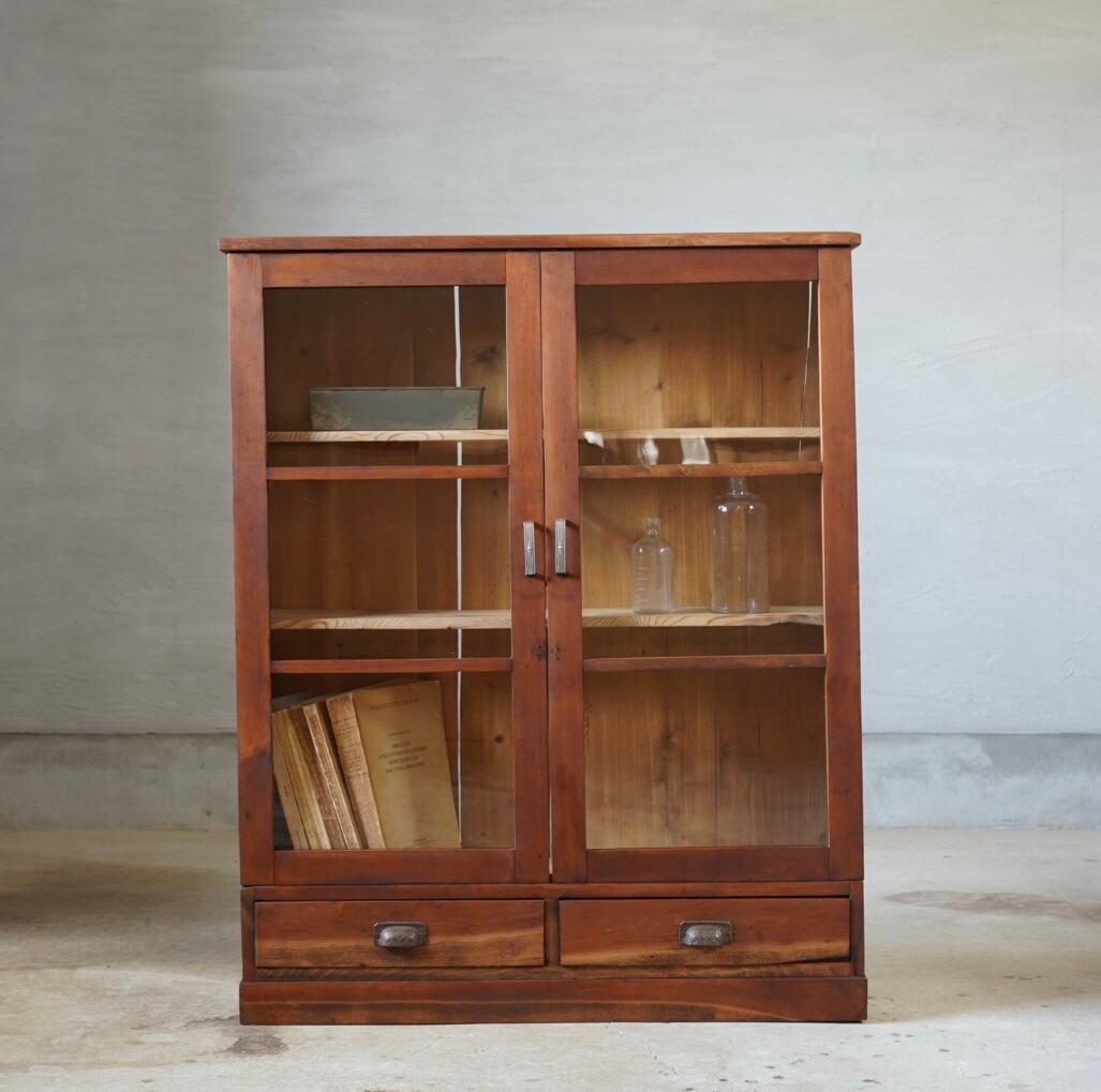 古い開き戸のキャビネット