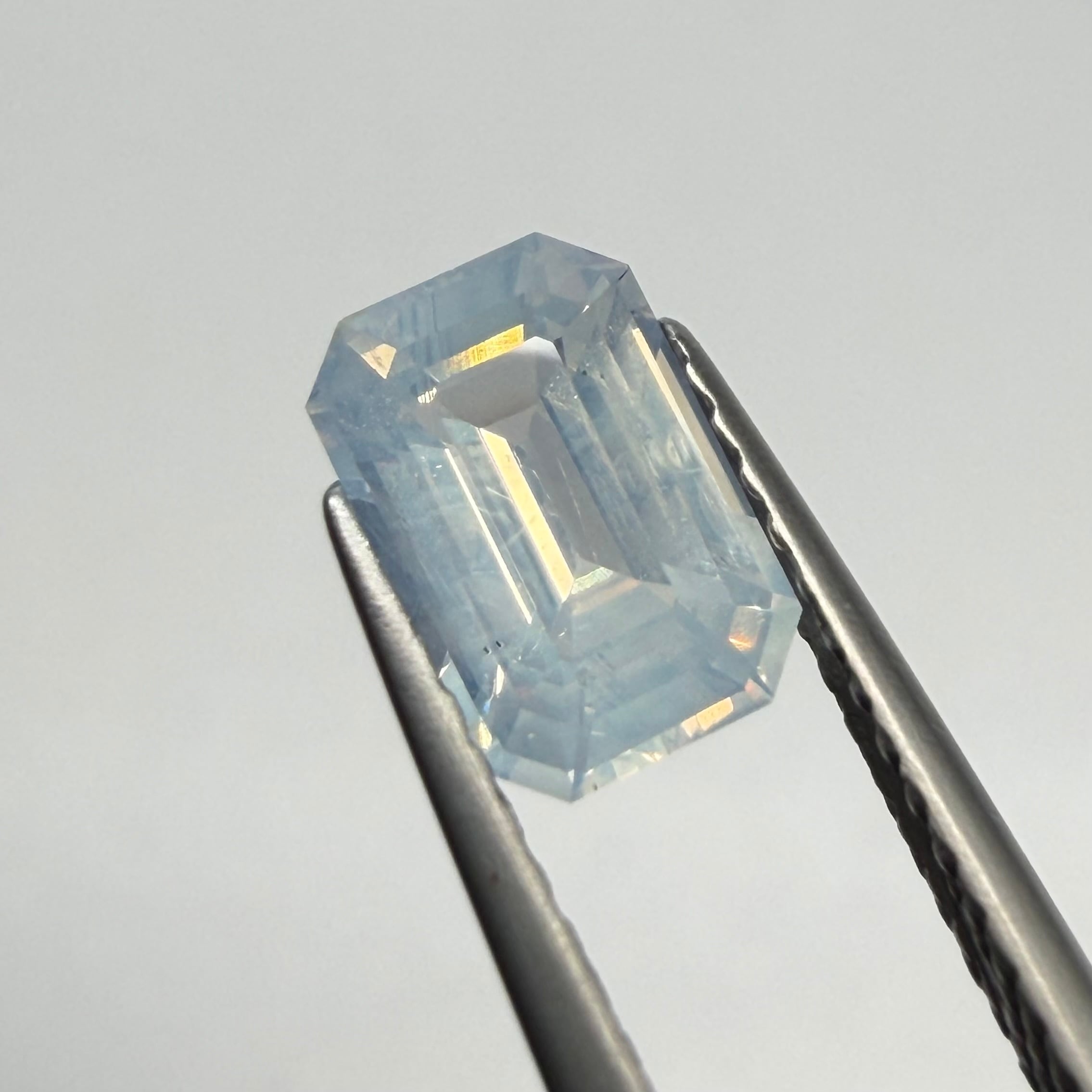 オーロラのようなシルキーホワイトサファイア