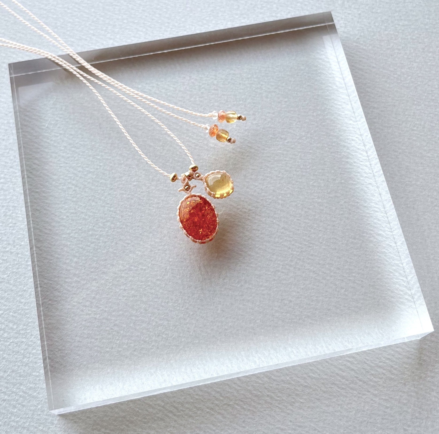 バルティックアンバーとシトリンのマクラメ編み 天然石ネックレス