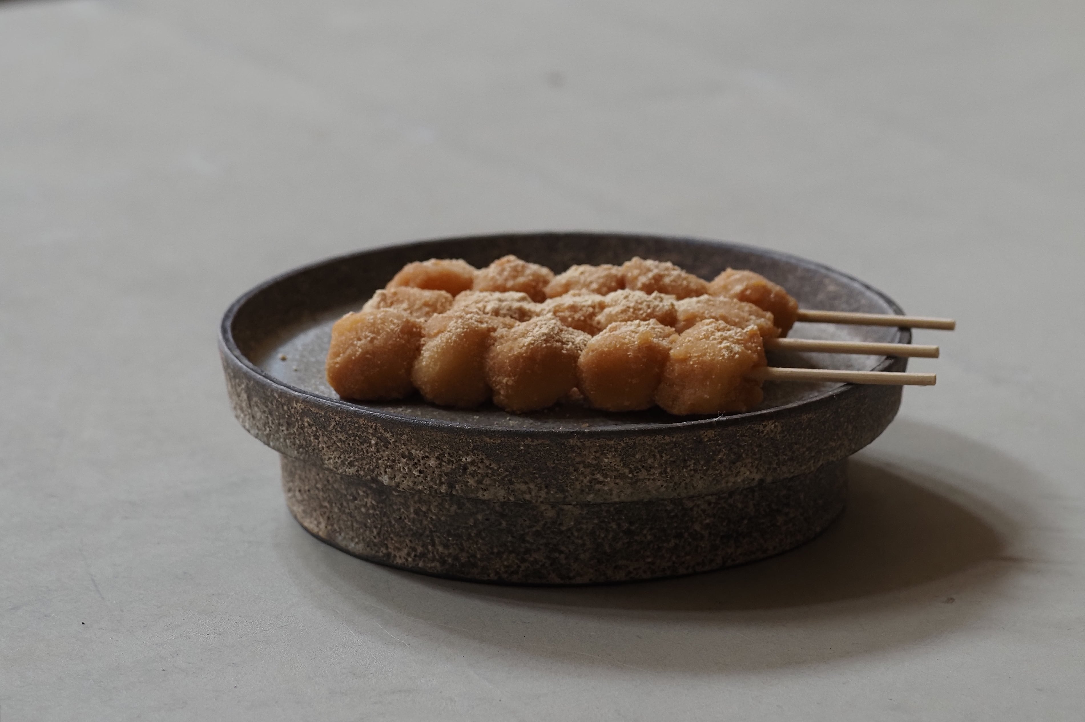 村上 躍 13.白灰化粧高台皿 | 陶屋なづな