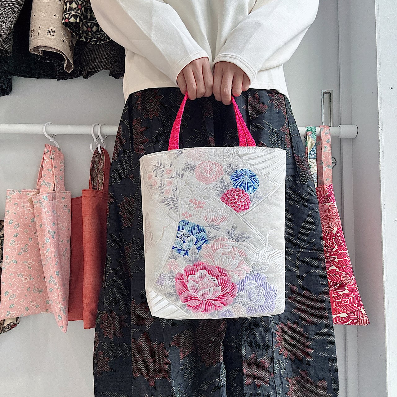 富貴長寿の吉祥文様｜帯トートバッグ〈牡丹と鶴〉帯締め持ち手