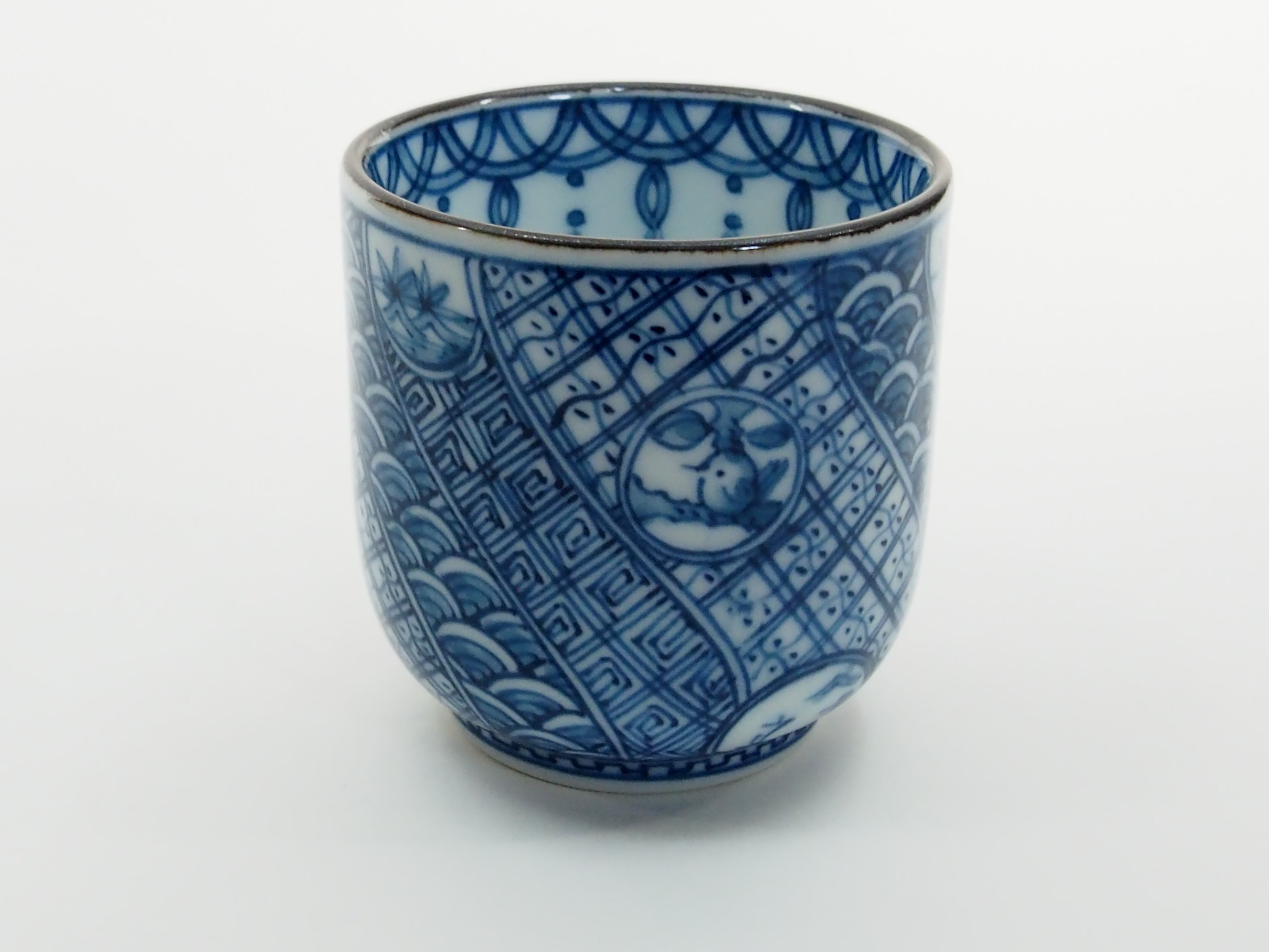 染付瓔珞地紋祥瑞湯飲み（大） | 利久窯 rikyugama online shop