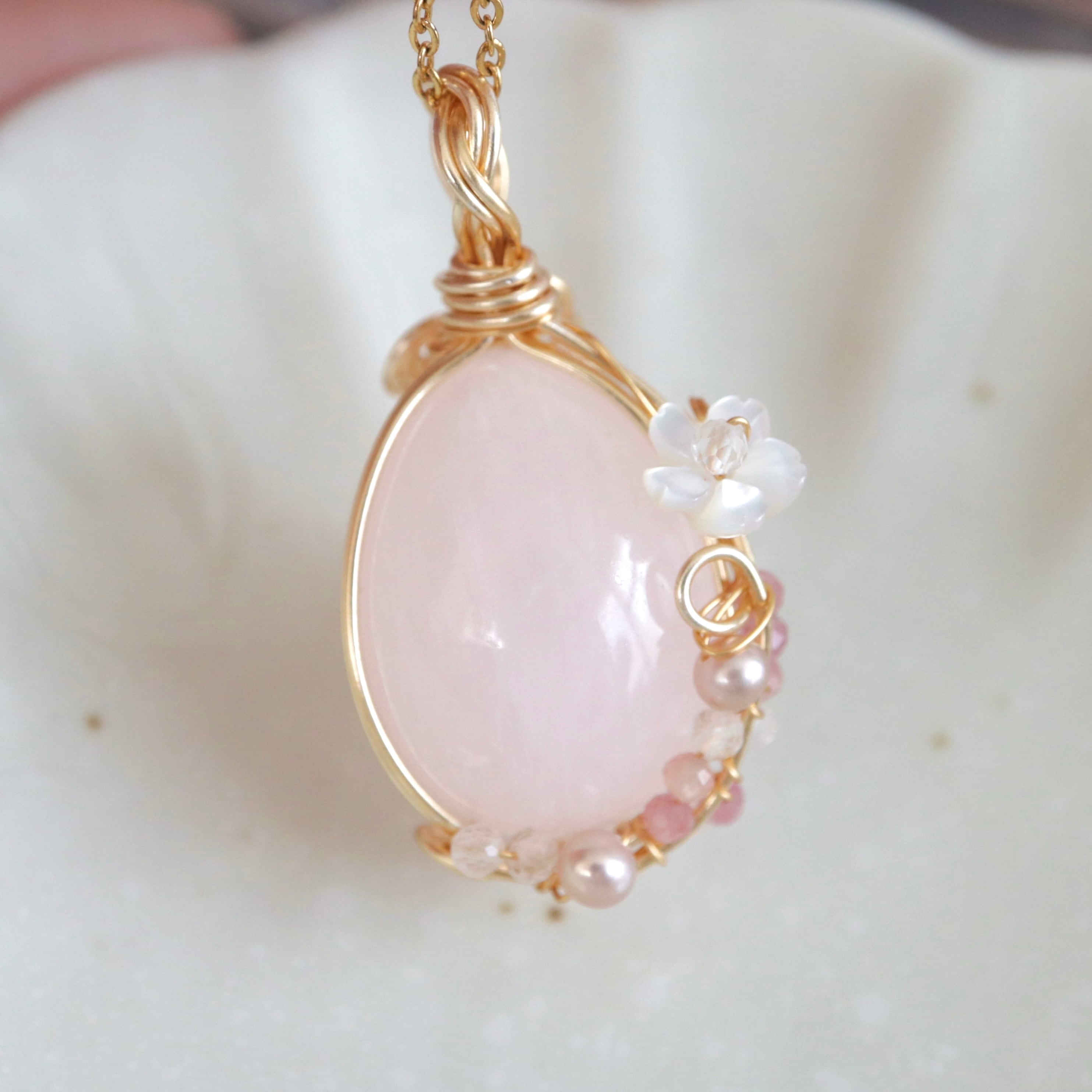 卵型 ローズクォーツ 可愛いペンダントトップ ワイヤーラッピング
