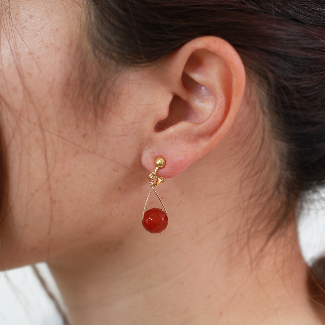 ほどよいデザインが可愛い！！ トライアングル ピアスorイヤリング 天然カーネリアン mm1143