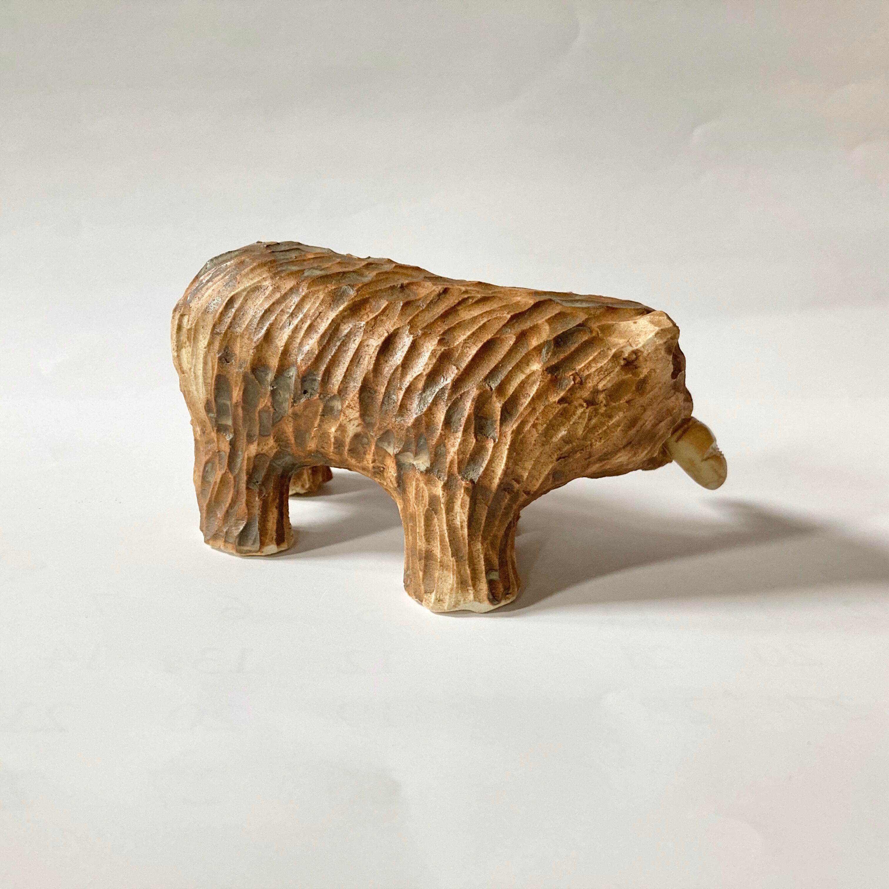 おおきい木彫り熊（クロワッサン）の置き物 / すずきたまみ / 陶芸作品