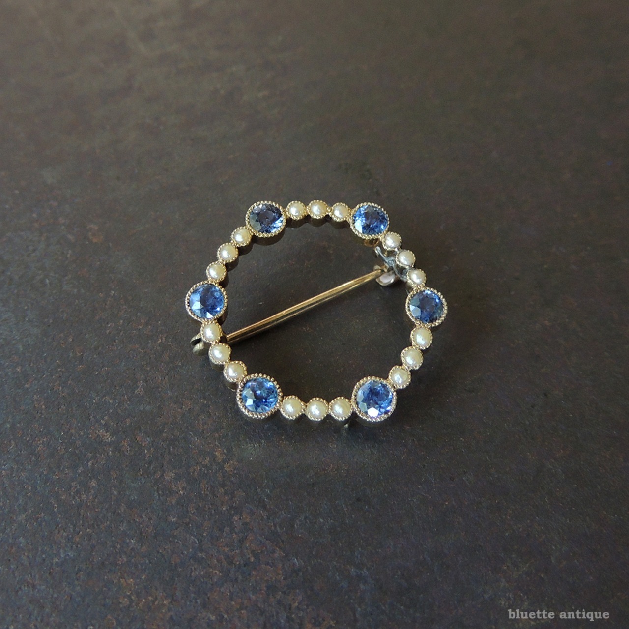 英国アンティークジュエリー 15ctゴールド 天然サファイア 真珠 サークルブローチ （ソーティングメモ付）