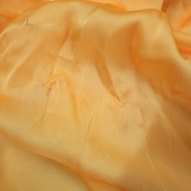 ベリーダンス オリエンタル 衣装 上下セット クイーン Queen イエロー系 トップス スカート 黄 黒 花 ラインストーン スパンコール 豪華 装飾 キラキラ ステージ イベント ダンス衣装 ブラック系