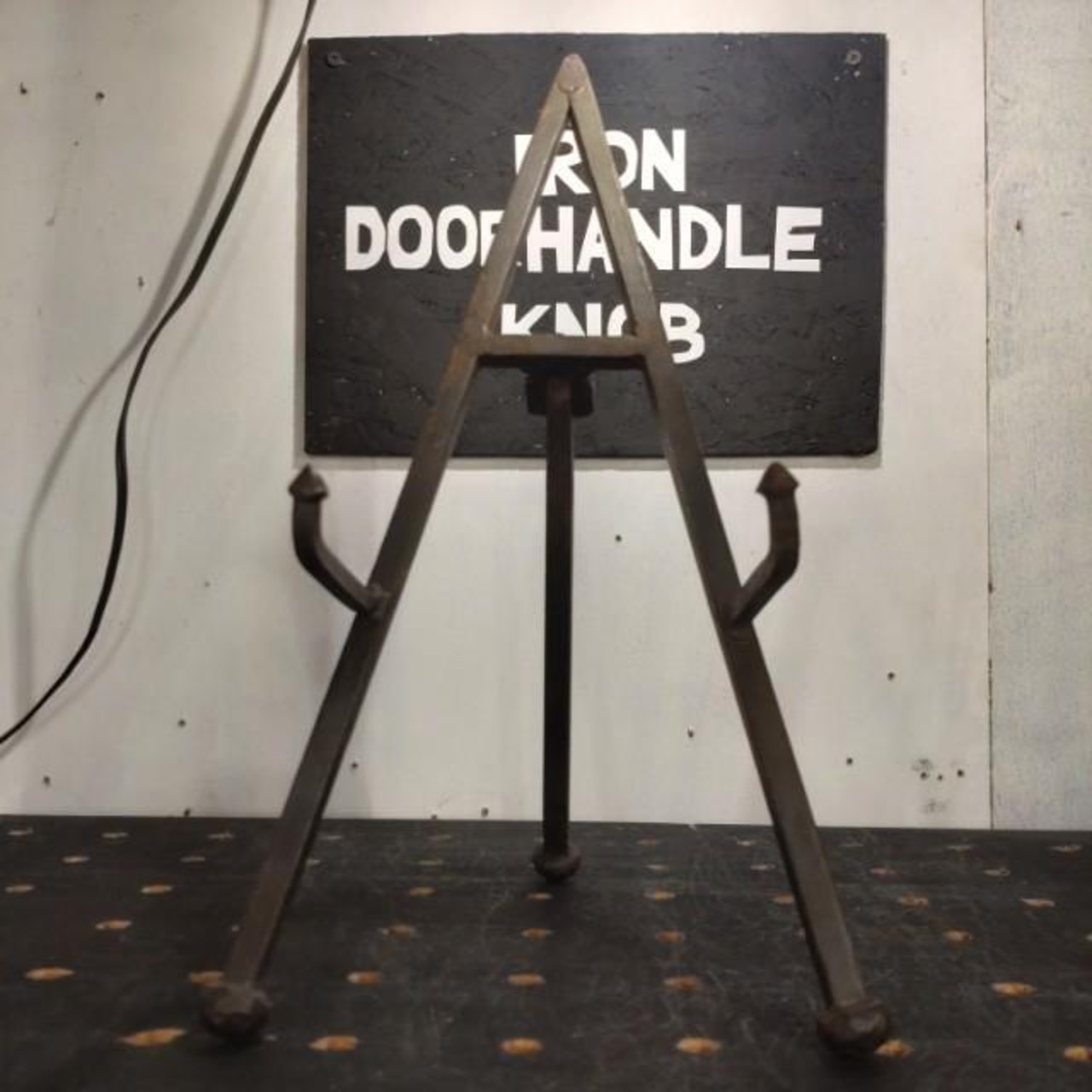 India Triangular Easel Stand Made of Iron　Iron　Antique Style　Changes over time　Display　