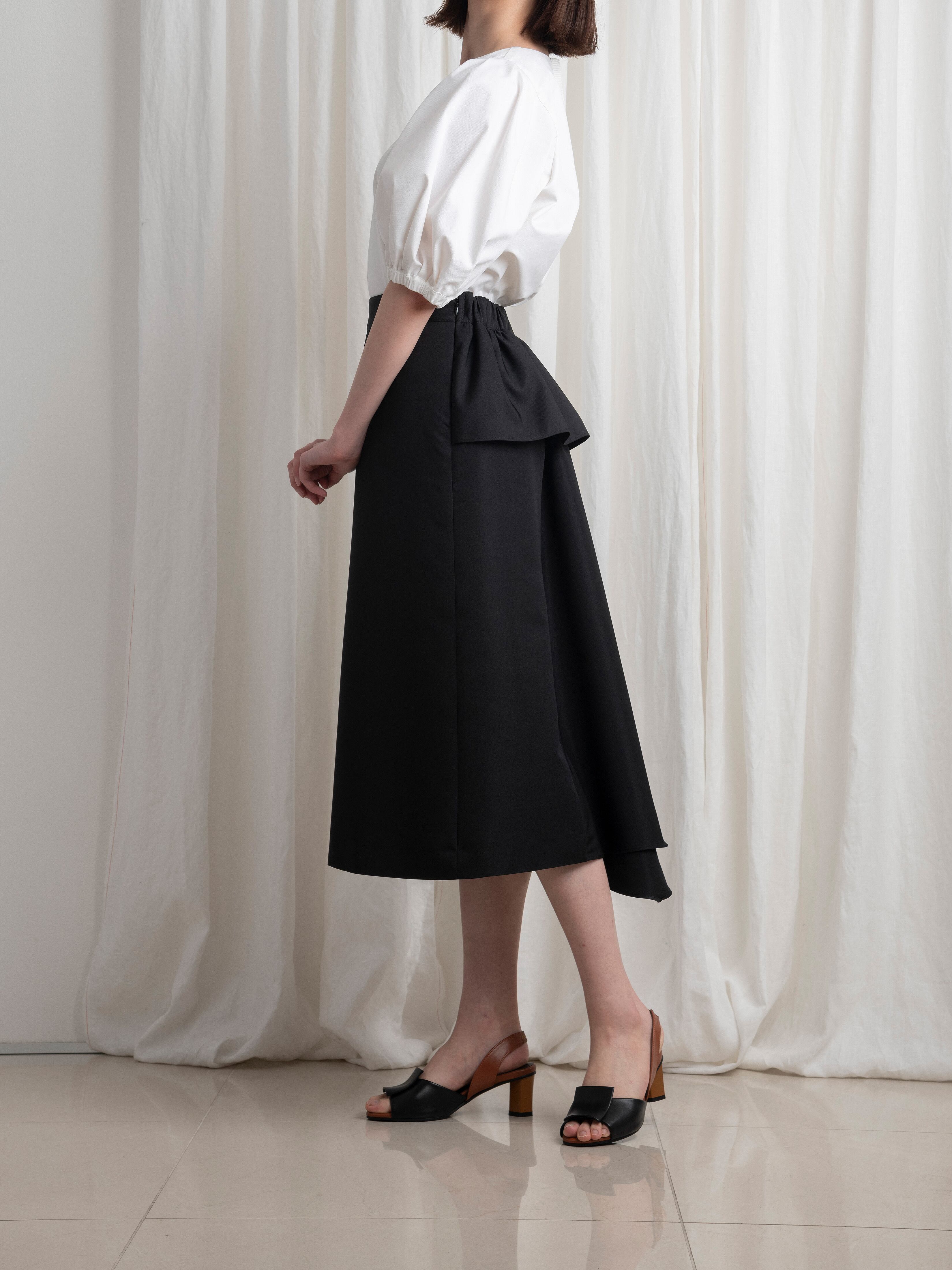 ドレスのように華やかなバックスタイルの《Aラインバッスルスカート