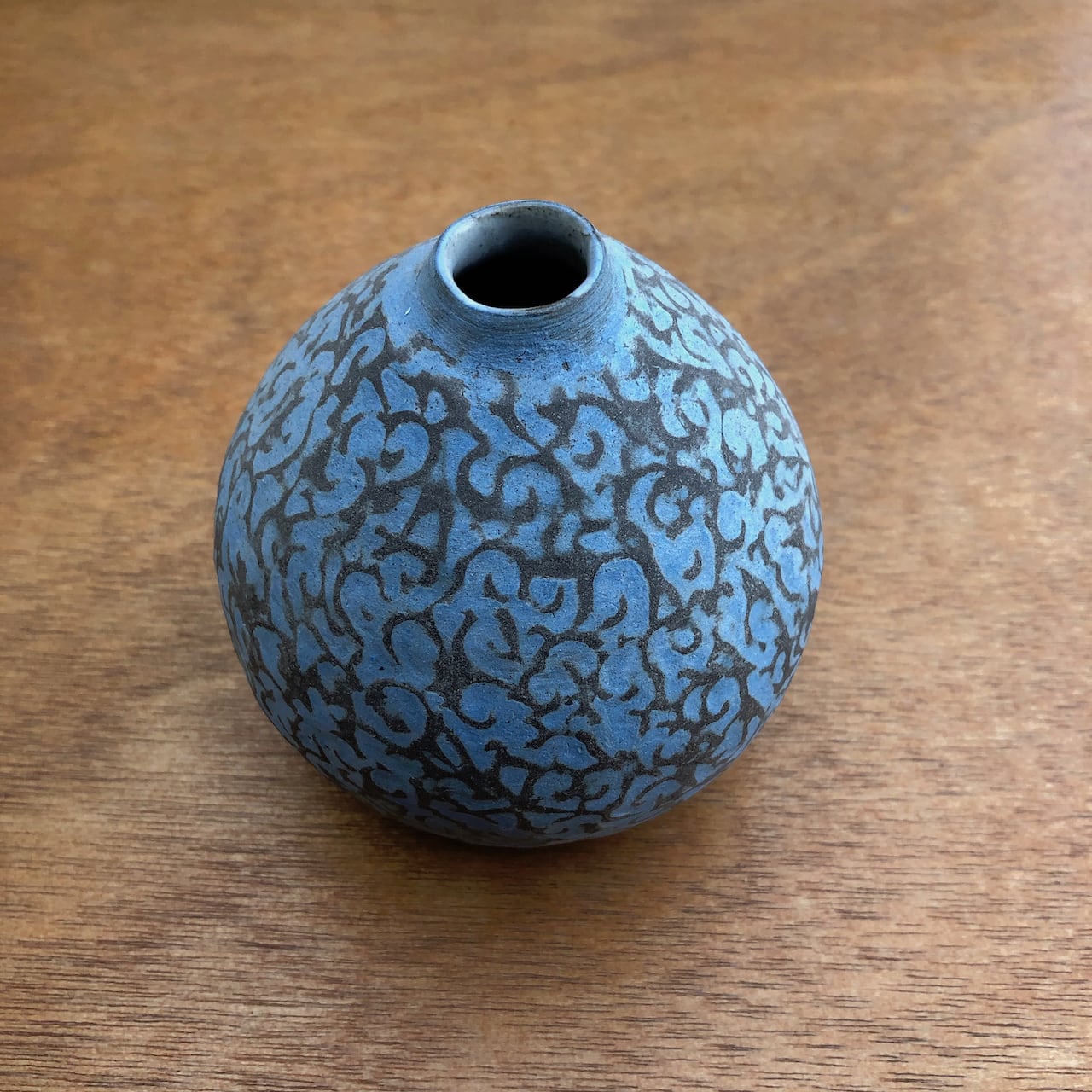 手びねり 陶器 花瓶 渦巻き模様 呉須 手びねり 陶器 花瓶 渦巻き模様 呉須 児島和孝／手びねり象嵌丸
