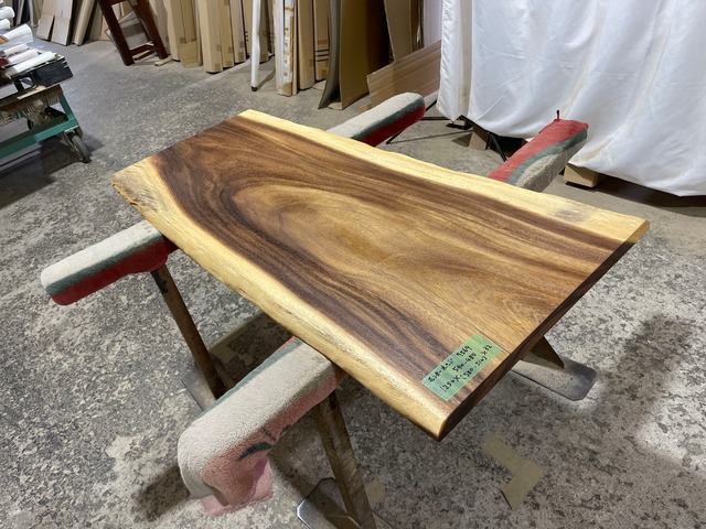 モンキーポッド9569　一枚板無垢 乾燥材　1250ｘ540-480ｘ32mm カウンター　センターテーブル　ダイニングテーブル