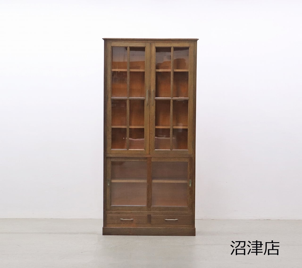 【那須町役場】収納棚　昭和レトロ　モダン　ガラス棚　食器棚　キャビネット【管理番号045】 沼津店】 レトロ ガラス戸 キャビネット 食器棚 本棚 飾り棚 ラック