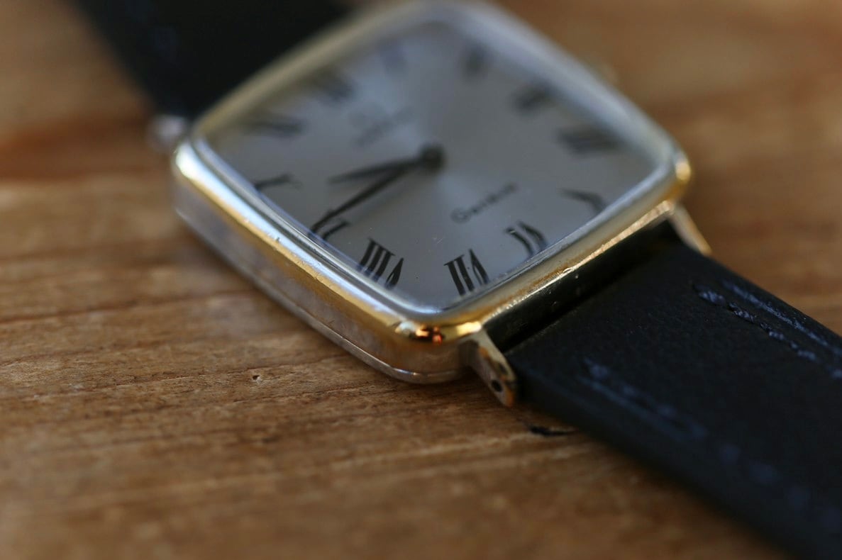 HOLD】 1974年製 オメガ ジュネーブ シルバー スクエア型 ローマン