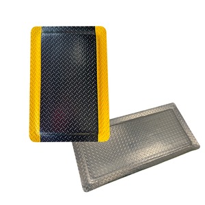 疲労軽減ラインマット 1枚 厚み約20mm×500mm×750mm　AR-1566　黒×黄ライン 立ち仕事対策、腰痛対策、滑り止め機能、適度な弾力性、PVCカバー、発泡SBRクッション,耐油性,耐アルカリ性,耐酸性,帯電防止性,アラオ,arao AR1566