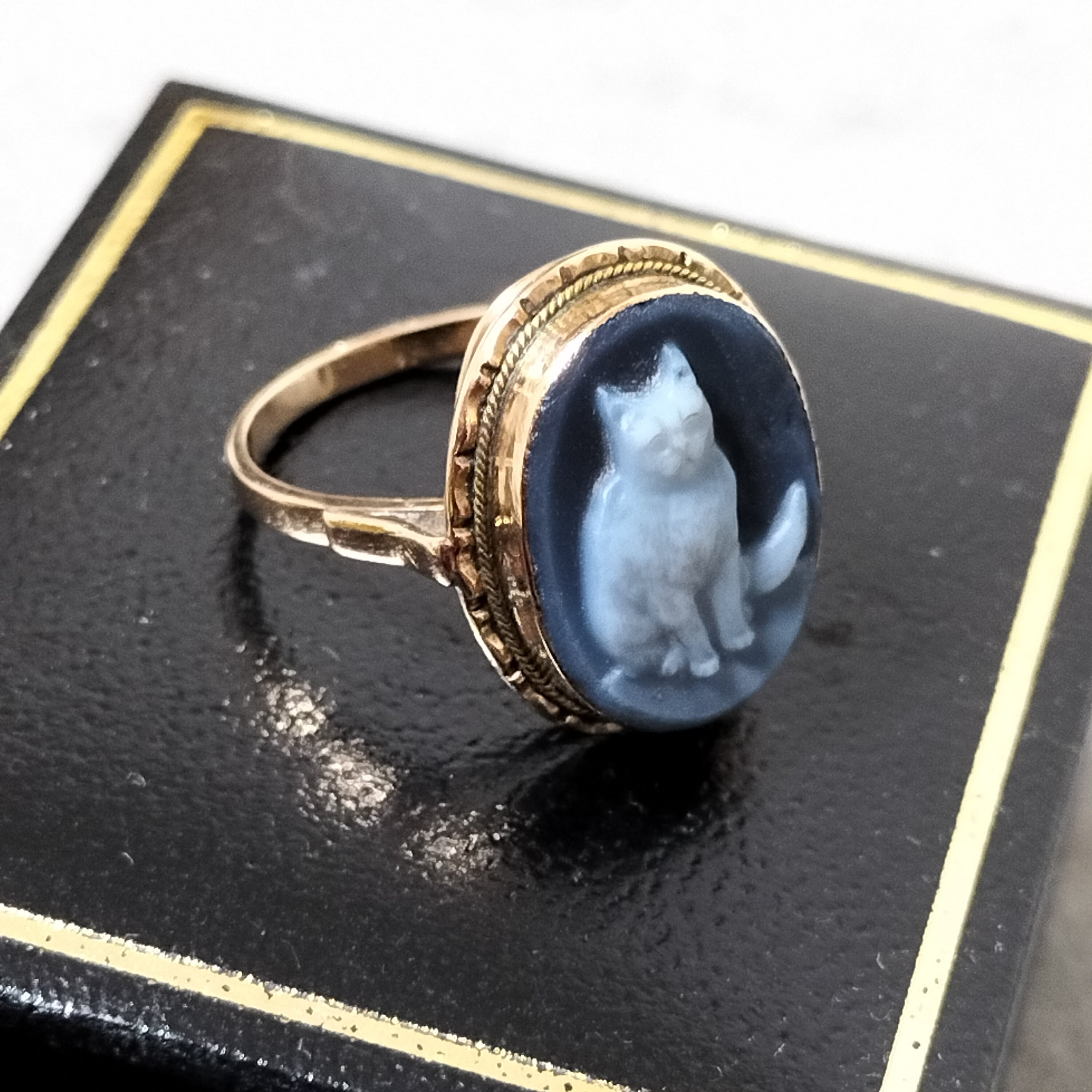 Vintage Italian Cat 18K Blue Agate Cameo Ring | Antico