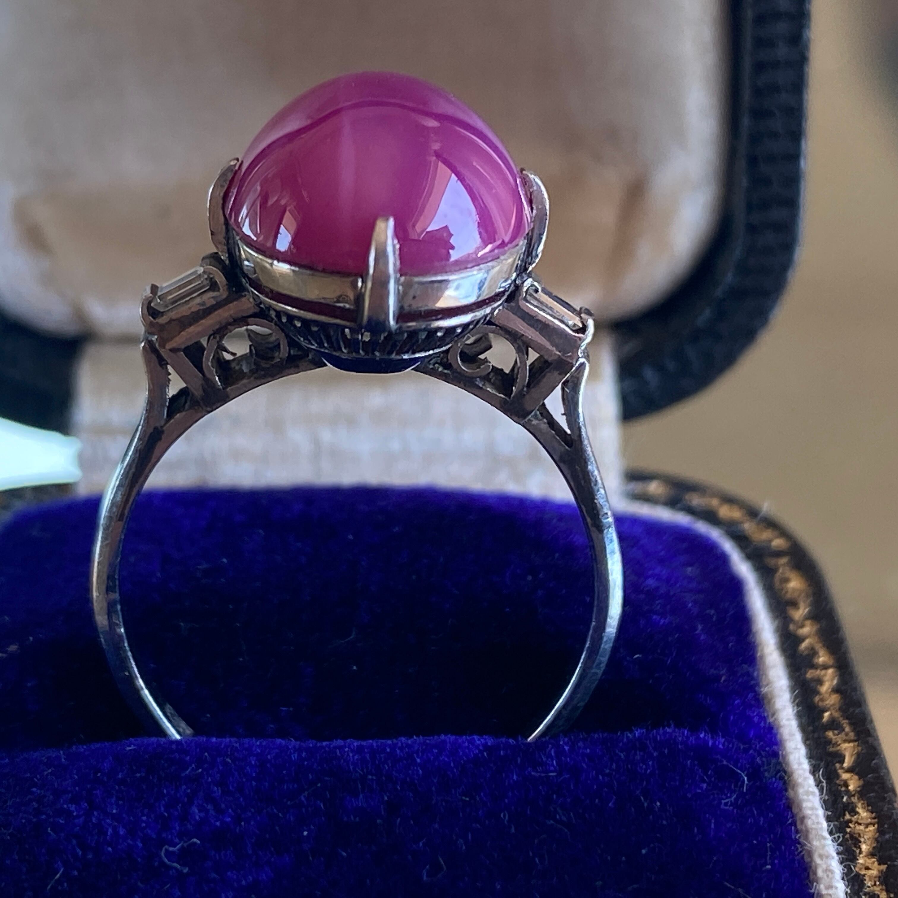 ヴィンテージ　千本透かしプラチナに合成スタールビーのリング